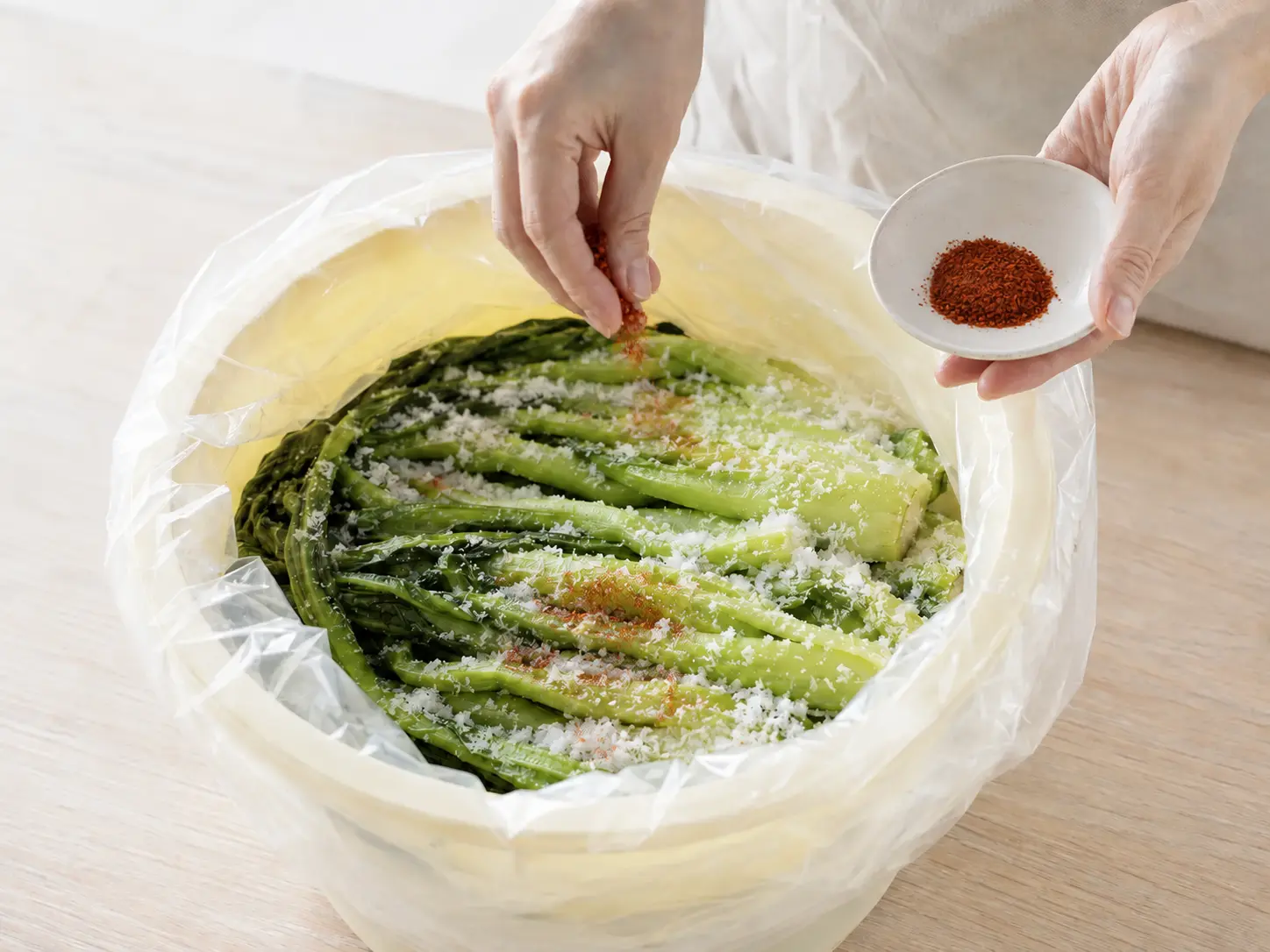 野沢菜へ別添唐辛子を好みの量だけ振る手元