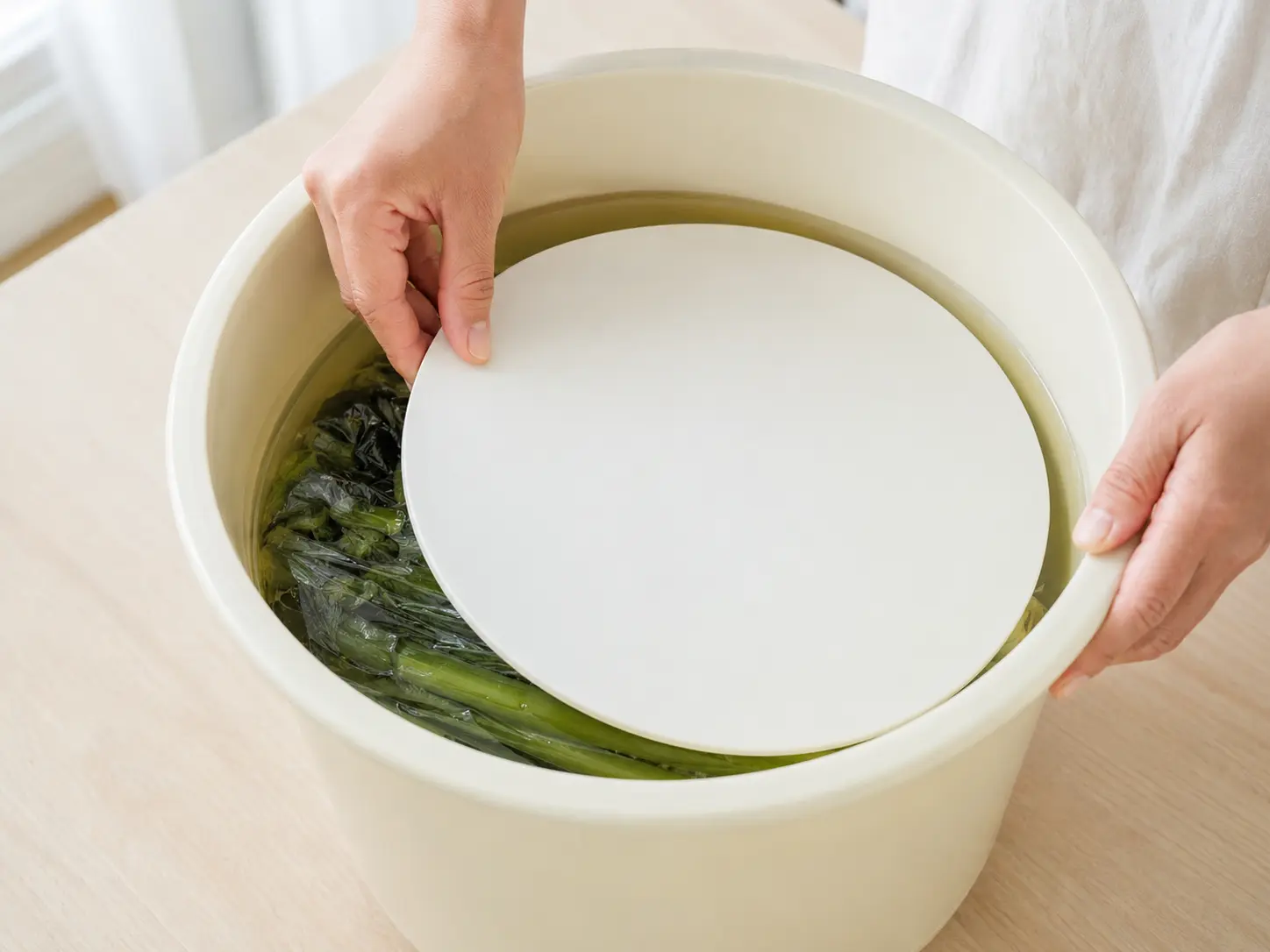漬け込みから2日後に押しぶたの周囲へ水が上がっているか確認する手元