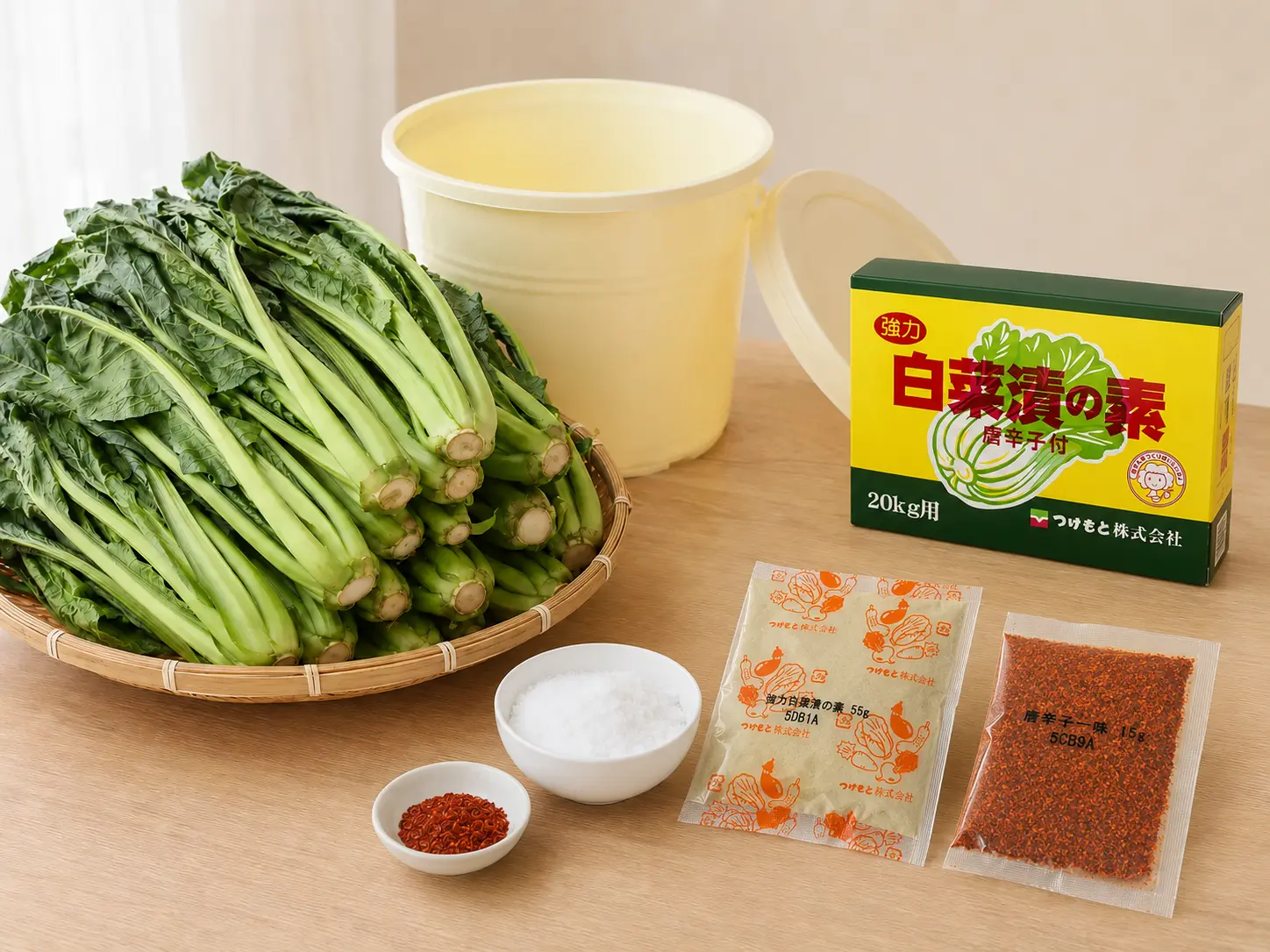 野沢菜20kg、食塩600g、強力白菜漬の素の本品55g、別添唐辛子15gを清潔な作業台へ分けて用意した様子