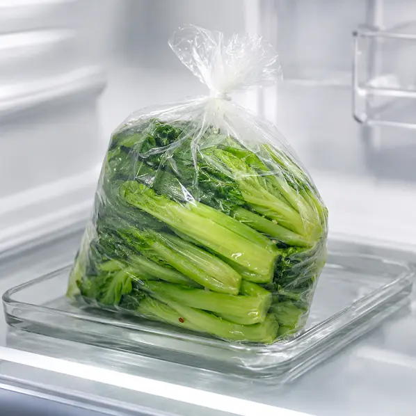 ポリ袋に入れた野沢菜の即席漬けを冷蔵庫で漬けているイメージ