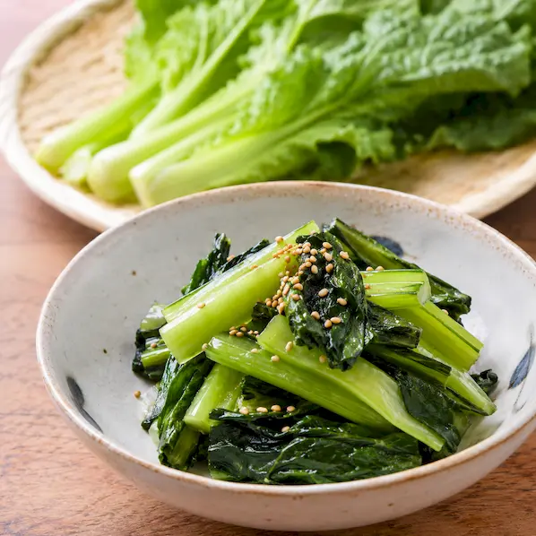 器に盛った野沢菜の即席漬けにいりごまをふった完成イメージ