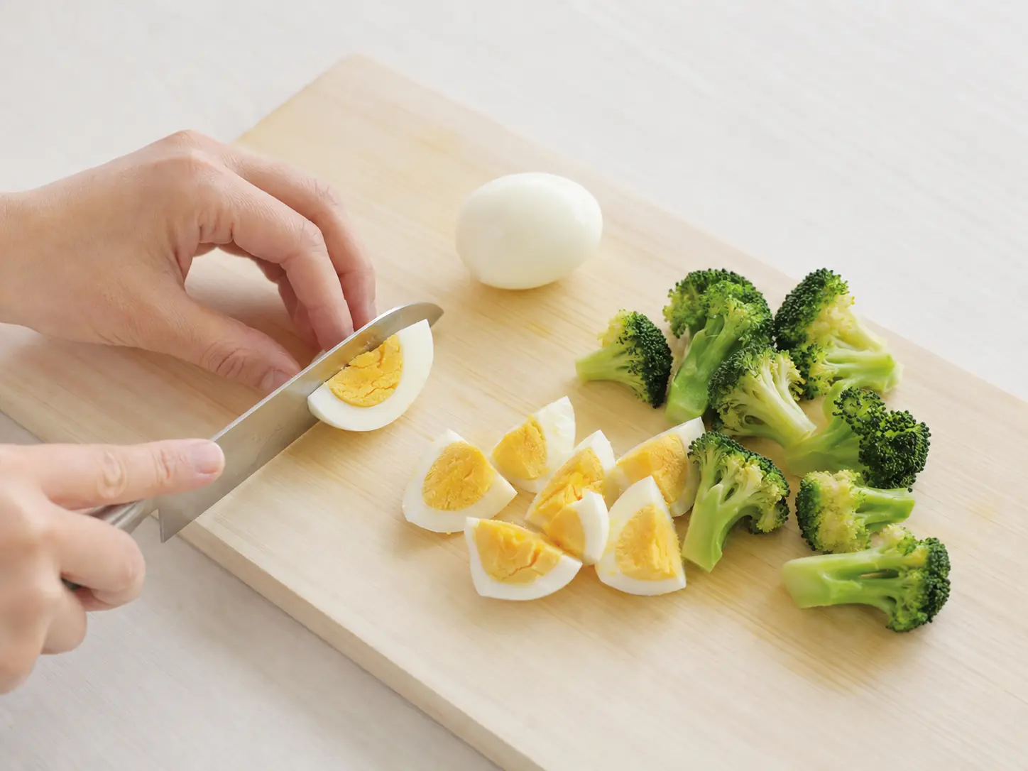 ゆで卵とブロッコリーを食べやすく粗く切る工程