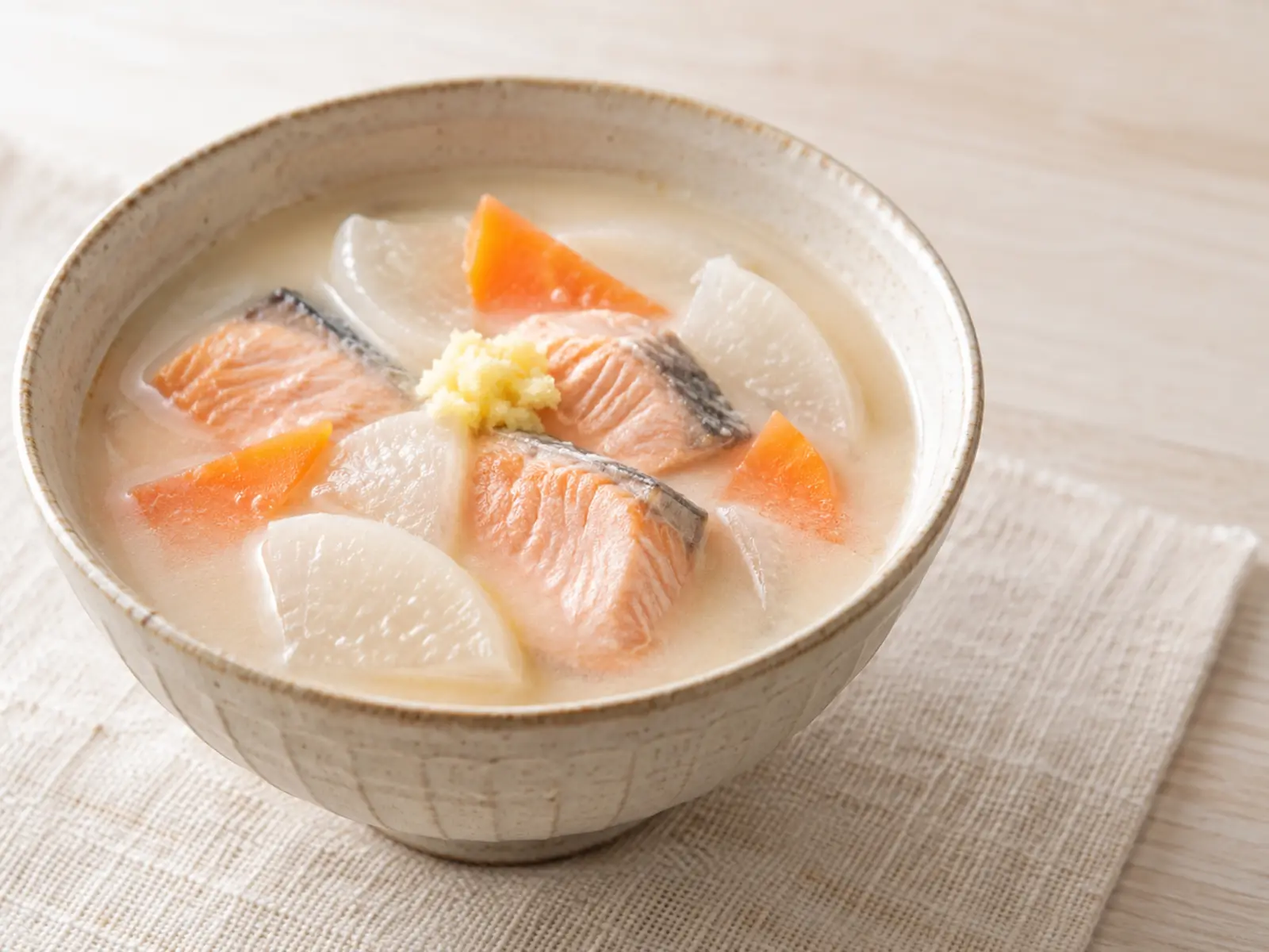 生成り色の器に盛った鮭と根菜の塩麹粕汁風