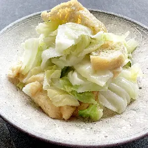 お揚げとキャベツのだし炒め