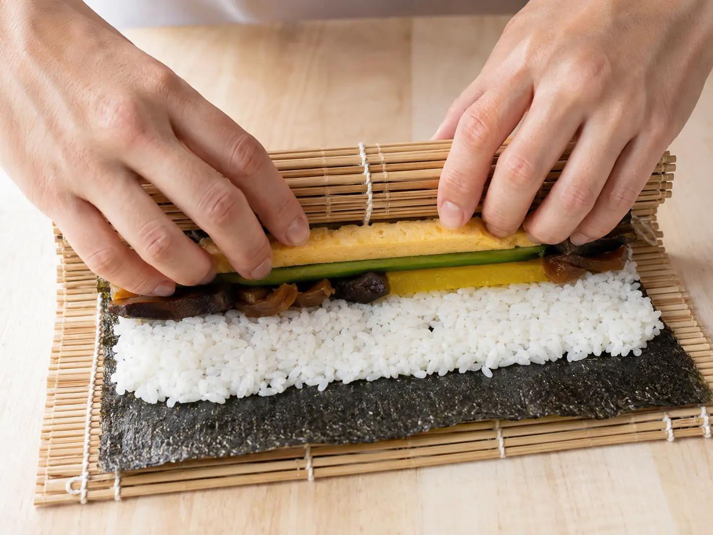 巻きすを使って太巻きを巻く様子
