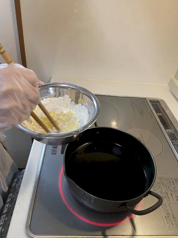 天ぷらの衣を混ぜている様子
